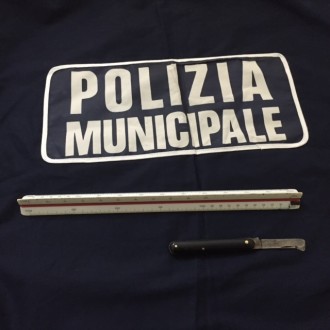 polizia municipale coltello