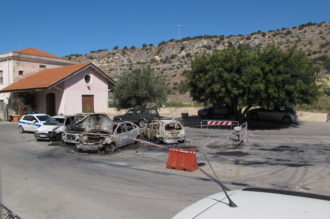 Le auto della Polizia Municipale distrutte dall'incendio 